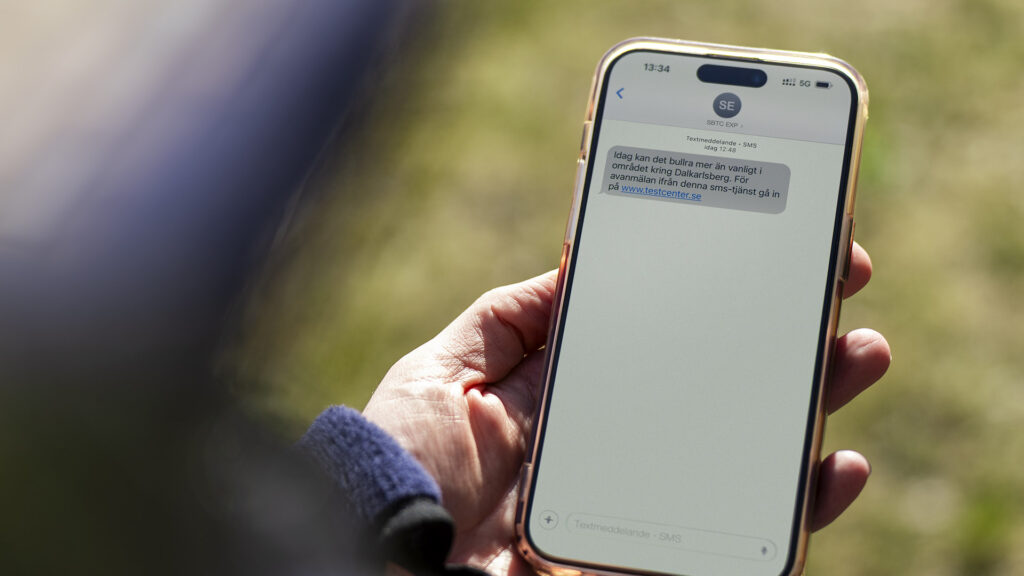 Mobiltelefon med SMS-meddelande med information om bullervarning